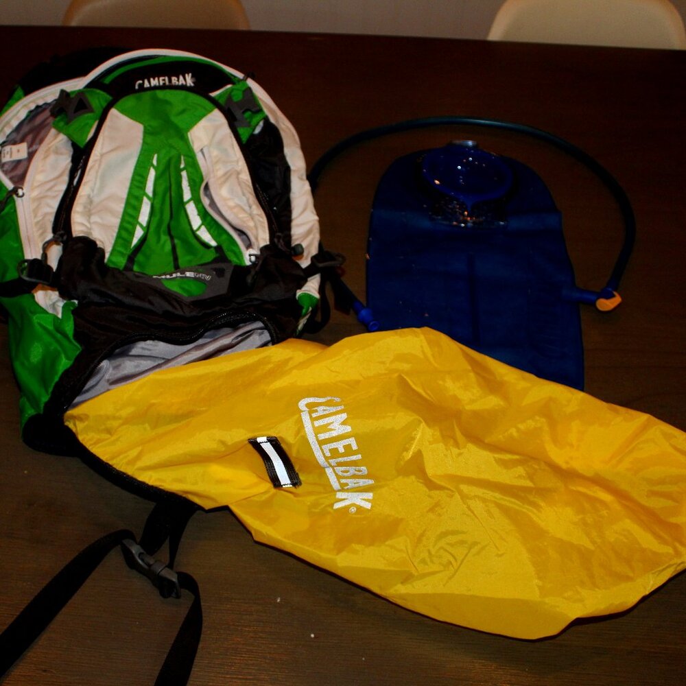 Men's Camelback Mule2 backpack: 18L capacity with 3L bladder and rain-cover